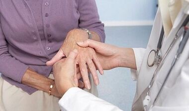 zdravnik pregleda sklepe rok z artrozo in artritisom