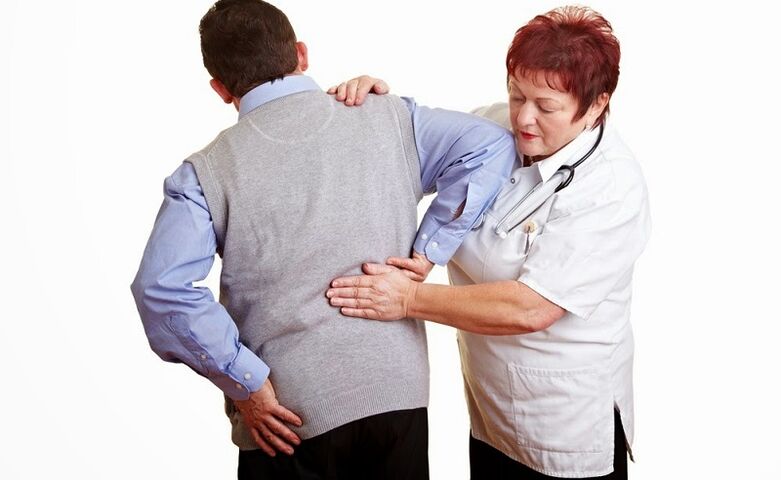 pregled bolnika pri zdravniku zaradi bolečin v hrbtu