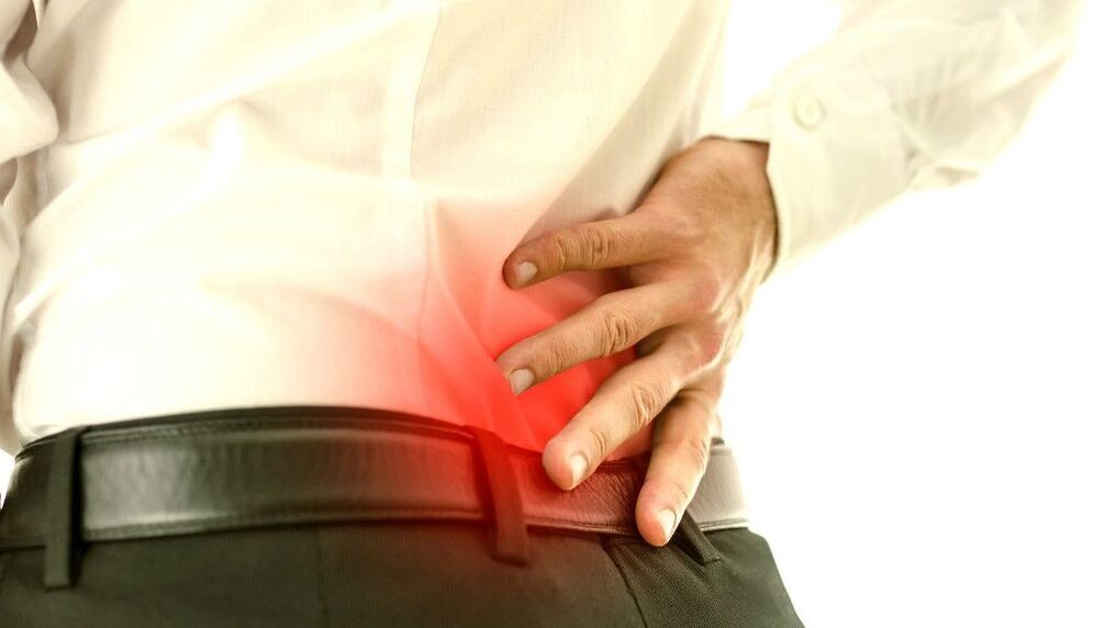 moškega boli spodnji del hrbta