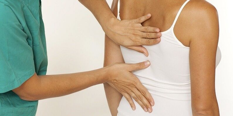 pregled hrbta zaradi bolečin v lopaticah